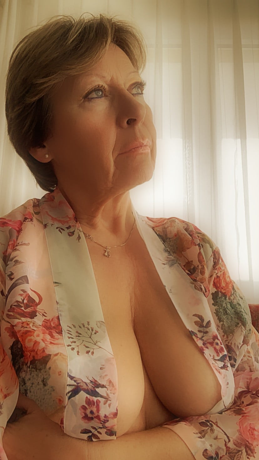 Starija ozbiljna stambeno obezbedjena gospodja 1 Starija ozbiljna stambeno obezbedjena gospodja