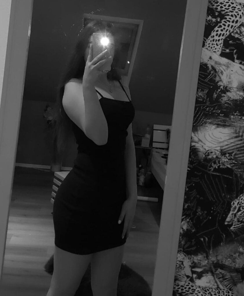 Crvena zla neodoljiva 1 seksi mlada crvenokosa sisata i zla