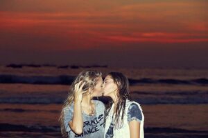 lezbejke se ljube na plaži