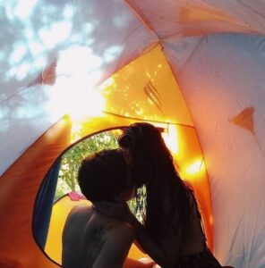poljubac pod šatorom