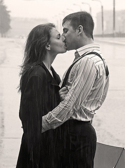 poljubac u mračnoj ulici